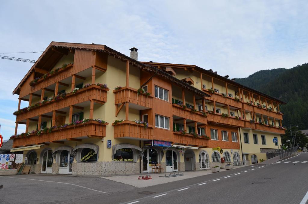 Hotel Ladina Campitello di Fassa Dış mekan fotoğraf