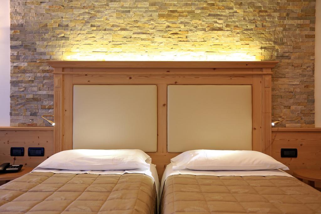 Hotel Ladina Campitello di Fassa Oda fotoğraf