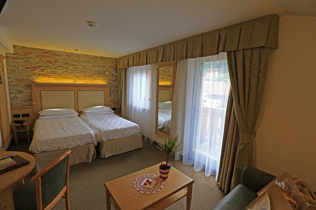 Hotel Ladina Campitello di Fassa Oda fotoğraf