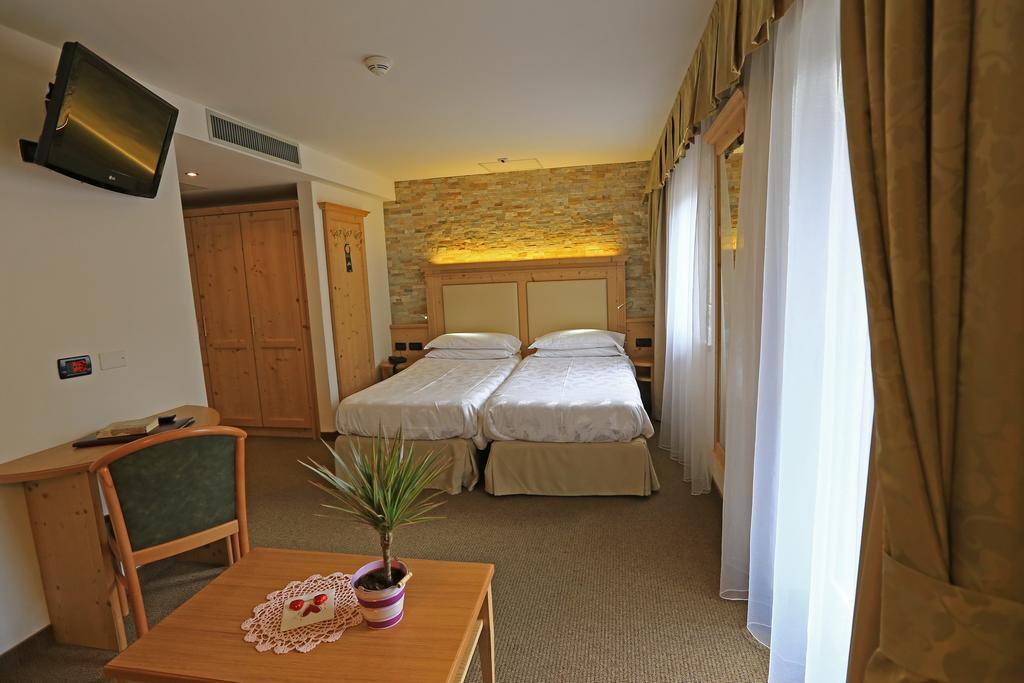 Hotel Ladina Campitello di Fassa Oda fotoğraf