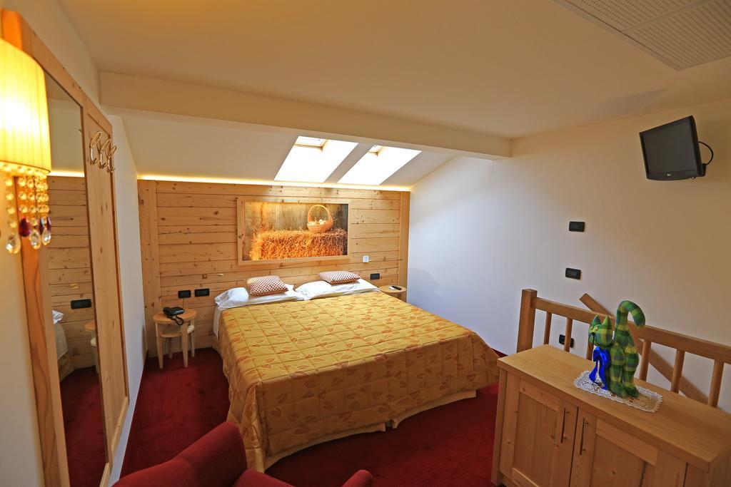 Hotel Ladina Campitello di Fassa Oda fotoğraf