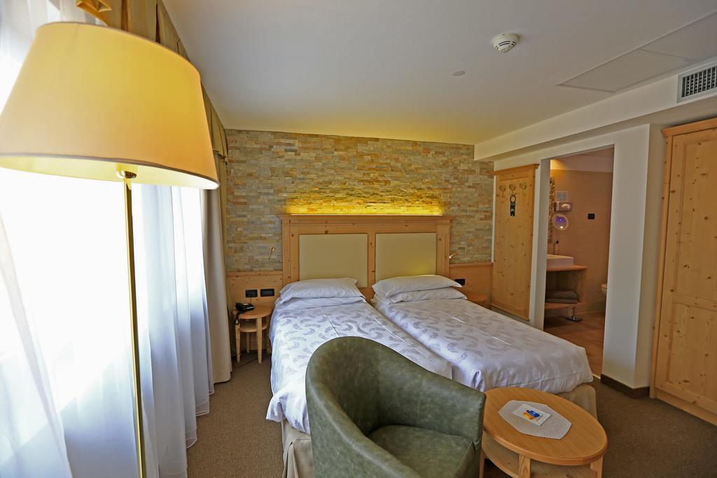 Hotel Ladina Campitello di Fassa Oda fotoğraf